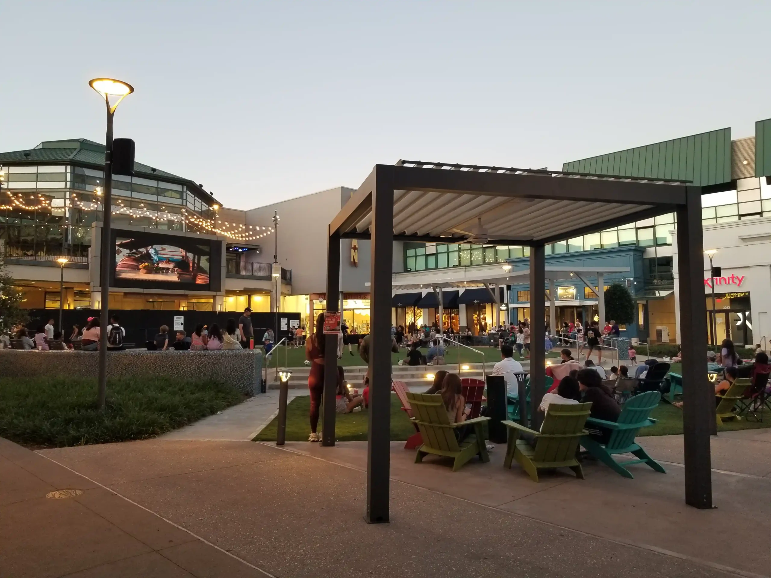 Commercial_Woodlands Mall