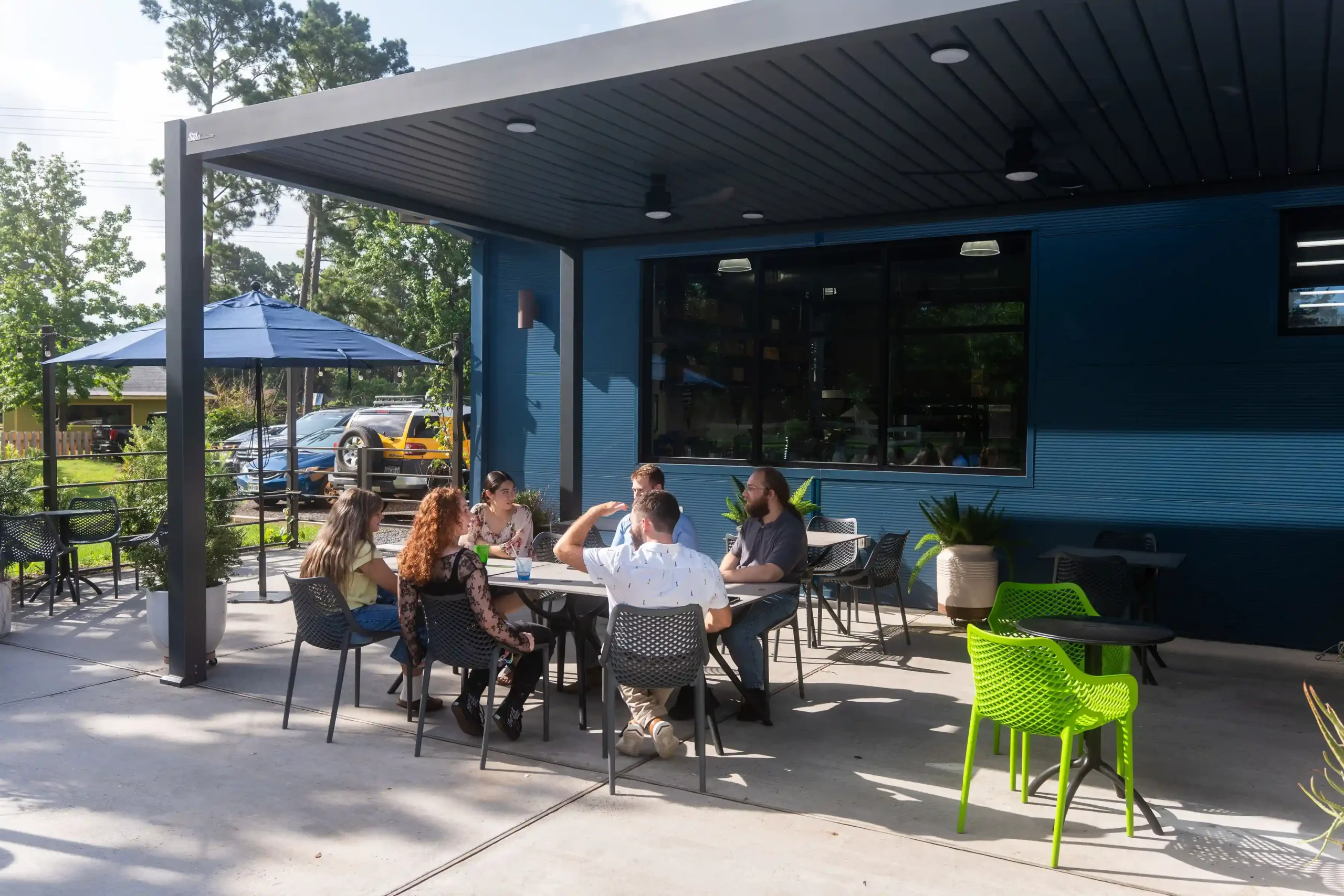 Cafe Patio Lounge Pain Solution 2_Built-in fans boost comfort for all-day use
